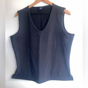 GAP Stretch v neck sleeveless black top, double lined front, 5% spandex size XL